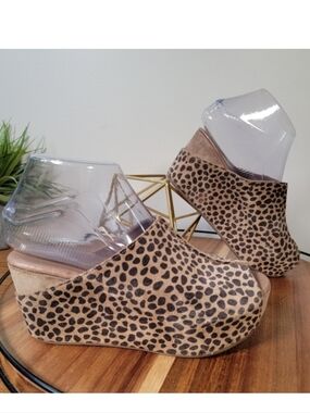 Chocolat Blu Wynn Tan Cheetah Animal Print Suede Wedges Size 6